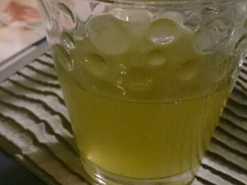 ウォッカの緑茶割り、ミントと蜂蜜フレーバー。